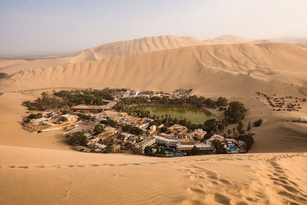 Vue aérienne de l’oasis Huacachina et de ses dunes dorées