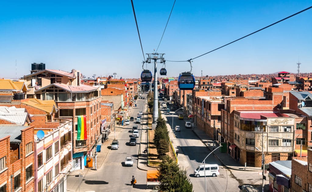 Téléphérique au-dessus des rues de El Alto en Bolivie.