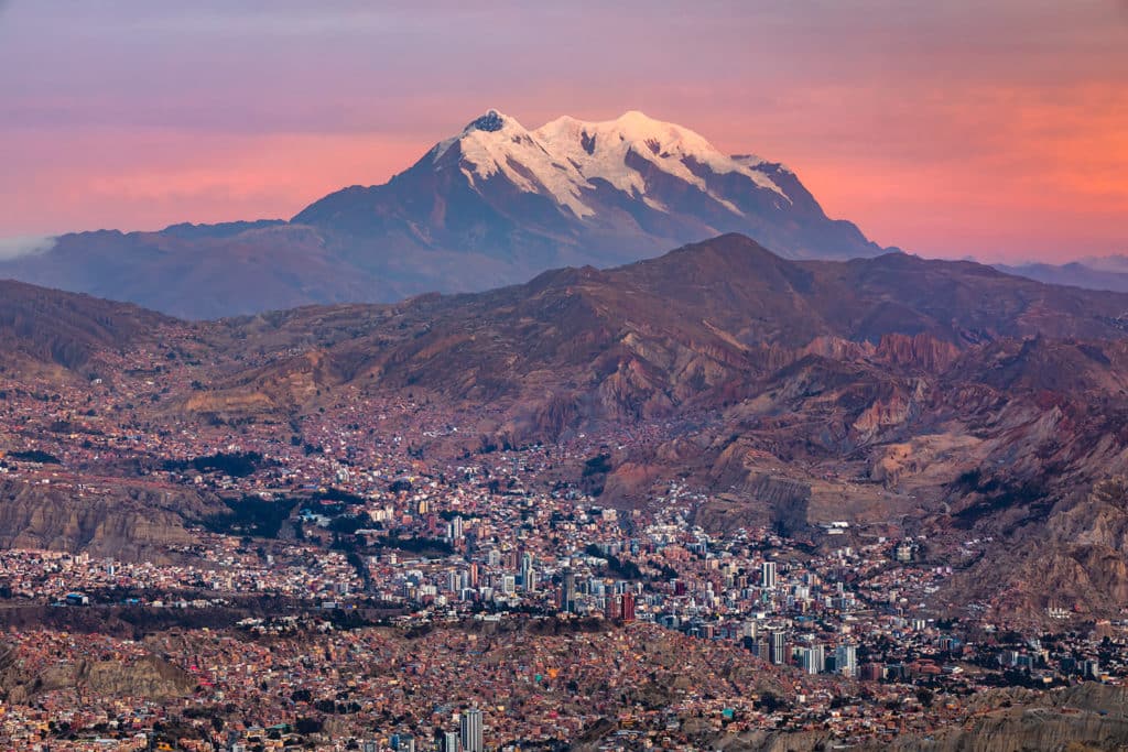Panorama de la ville de La Paz avec la montagne Illimani en arrière-plan, Bolivie.
