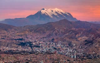Panorama de la ville de La Paz avec la montagne Illimani en arrière-plan, Bolivie.