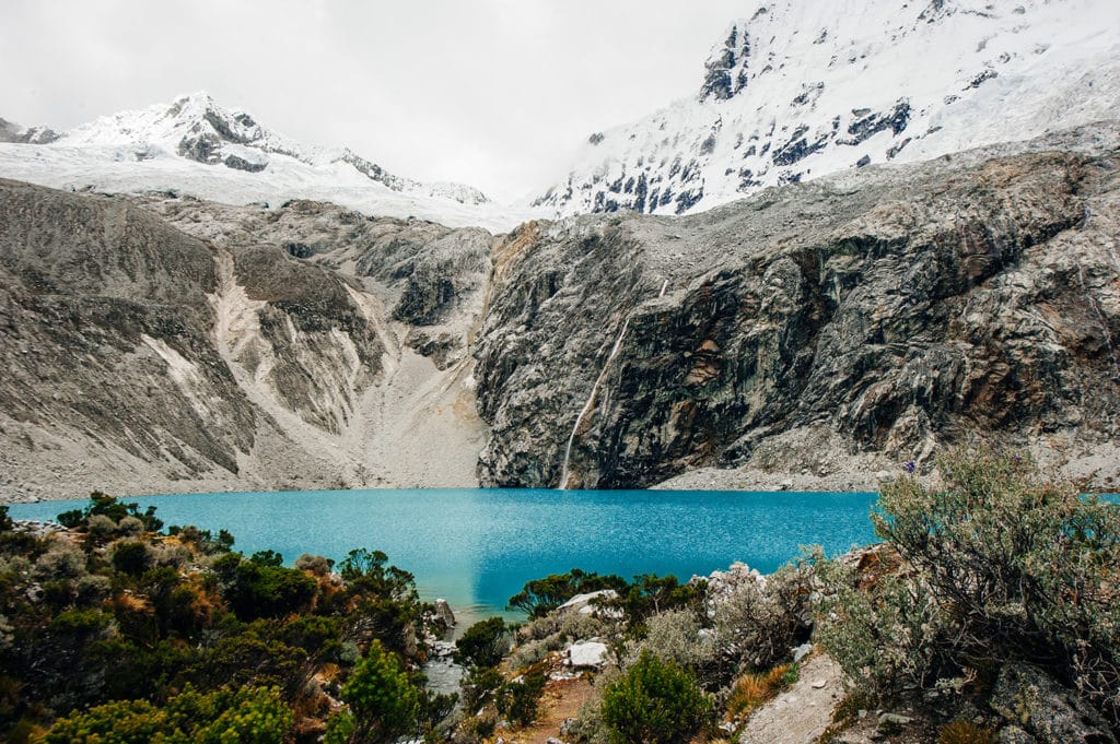 Panorama de la lagune 69 aux eaux turquoise au pied du Chacraraju