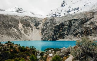 Panorama de la lagune 69 aux eaux turquoise au pied du Chacraraju