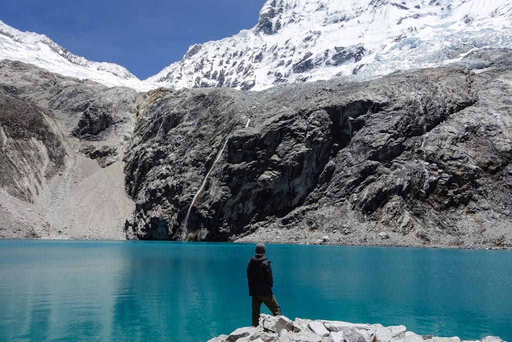 lagune 69 avec vue sur les sommets enneigés