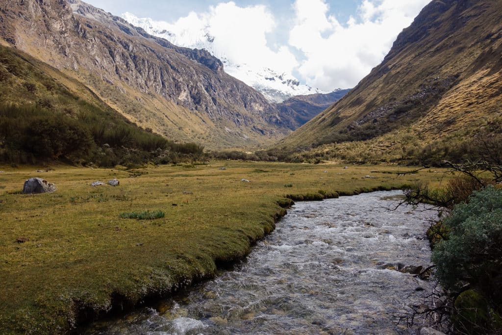 Sentier menant à la lagune 69 avec vue sur les sommets enneigés